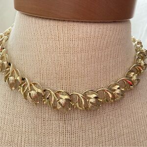 VTG Lisner Tulip Floral segmented goldtone necklace 16 1/2”